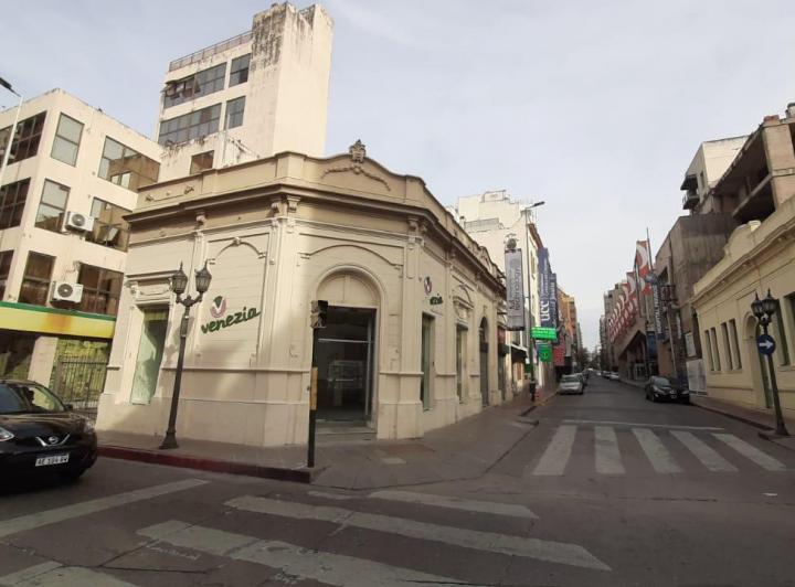 LOCAL EN ALQUILER a mts Patio Olmos y Mza Jesuitica  50 m2. 1