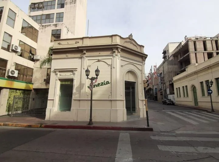LOCAL EN ALQUILER a mts Patio Olmos y Mza Jesuitica  50 m2. 2