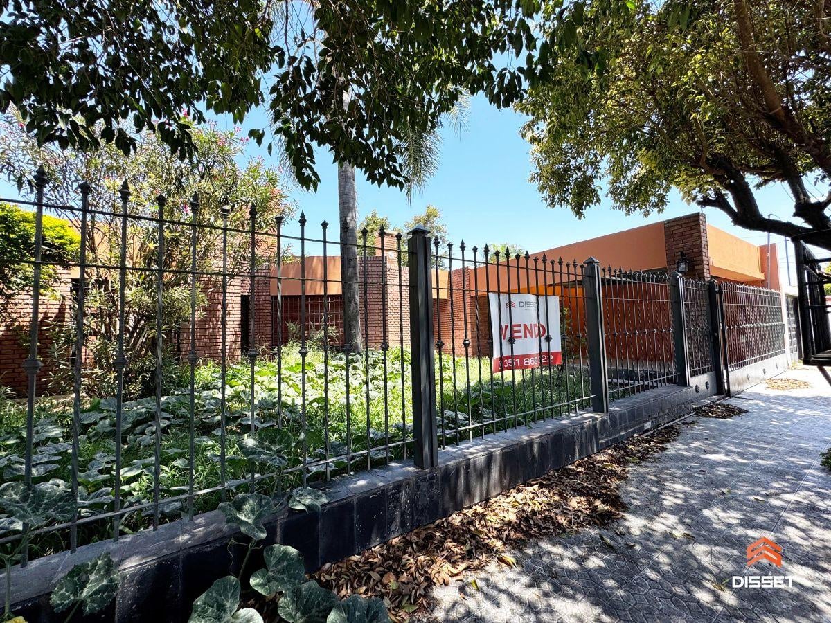 Casa Venta 4 dormitorios con cochera doble en Marqués de Sobremonte