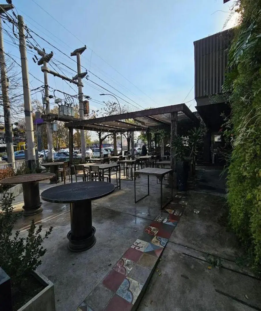 Importante local comercial en esquina Av. Rafael Núñez 4800 250 m 3