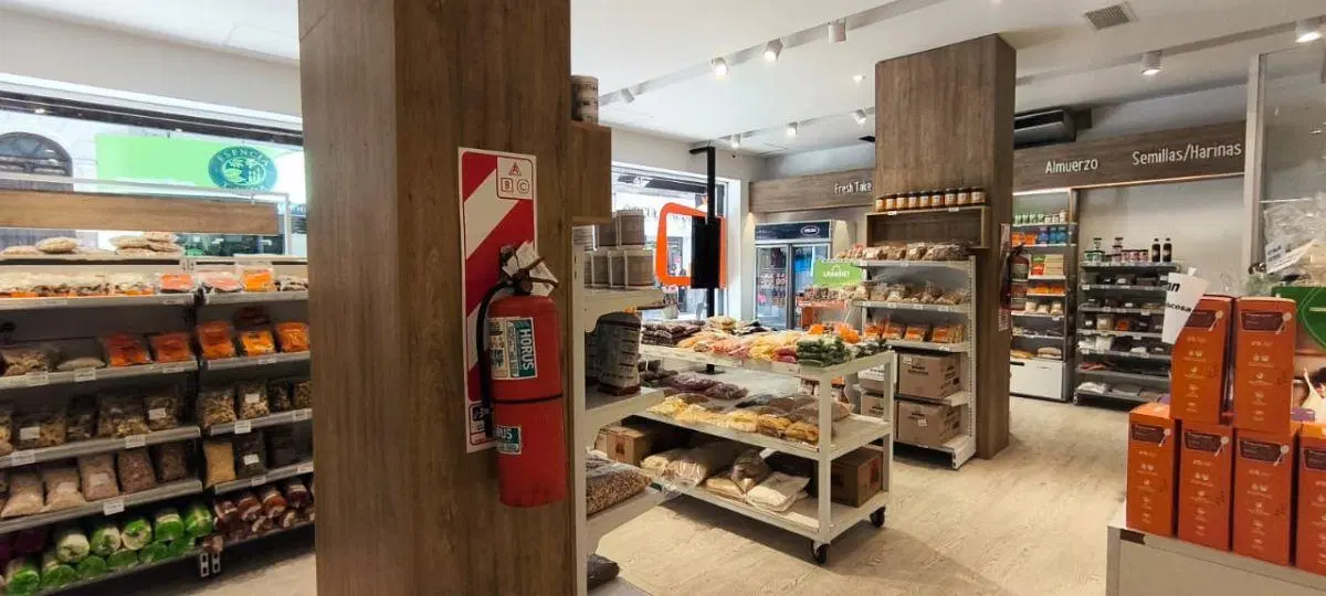 Local estratégico en plena peatonal: 164 m² a metros de Av. Colón 8