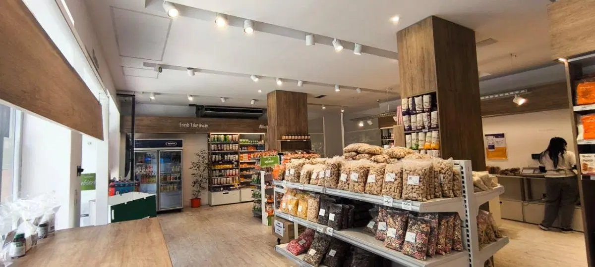 Local estratégico en plena peatonal: 164 m² a metros de Av. Colón 4