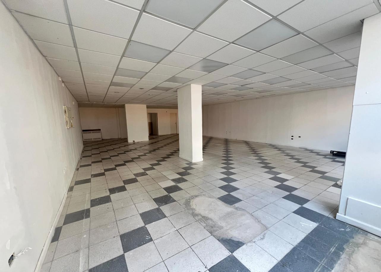 Foto de Local Comercial: 196 m² - Gran Vidriera sobre Av. Colón, imagen 2