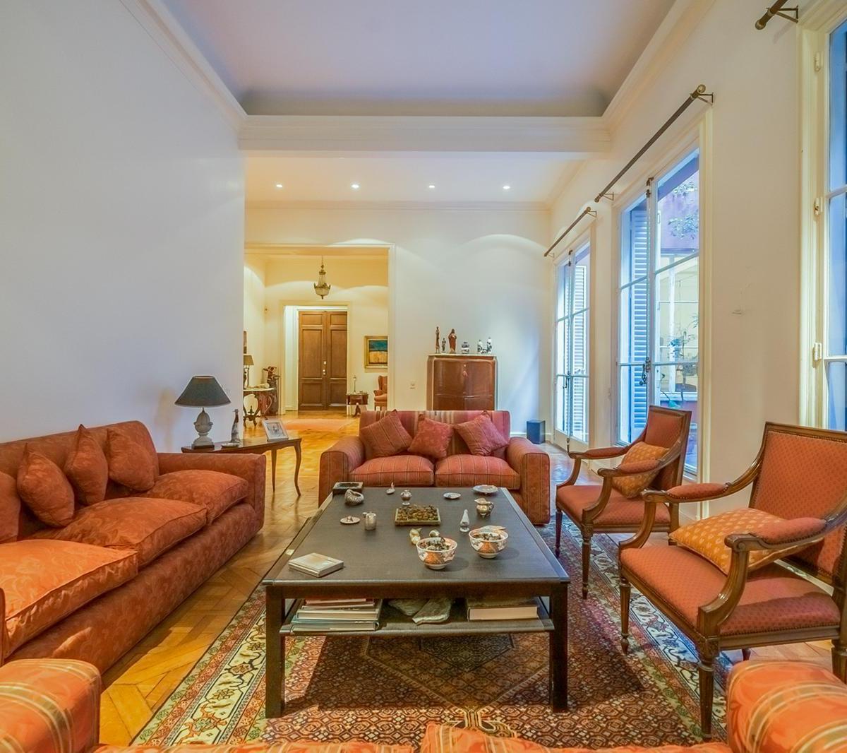 Departamento de Estilo Francés en Venta en Recoleta con Amplio Jardín 1