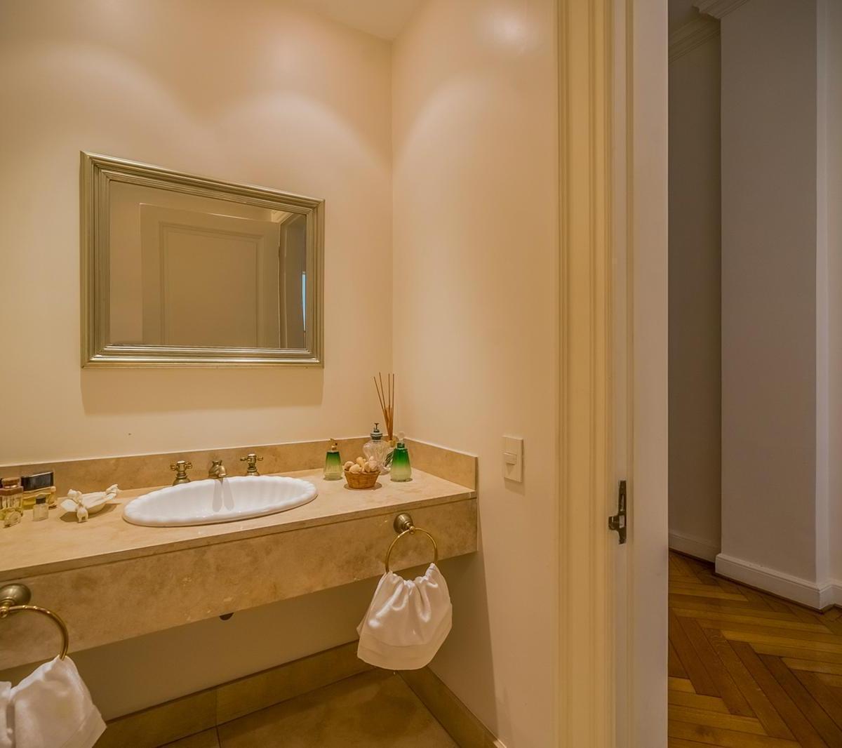 Departamento de Estilo Francés en Venta en Recoleta con Amplio Jardín 3