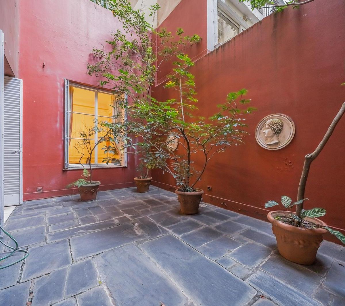 Departamento de Estilo Francés en Venta en Recoleta con Amplio Jardín 4