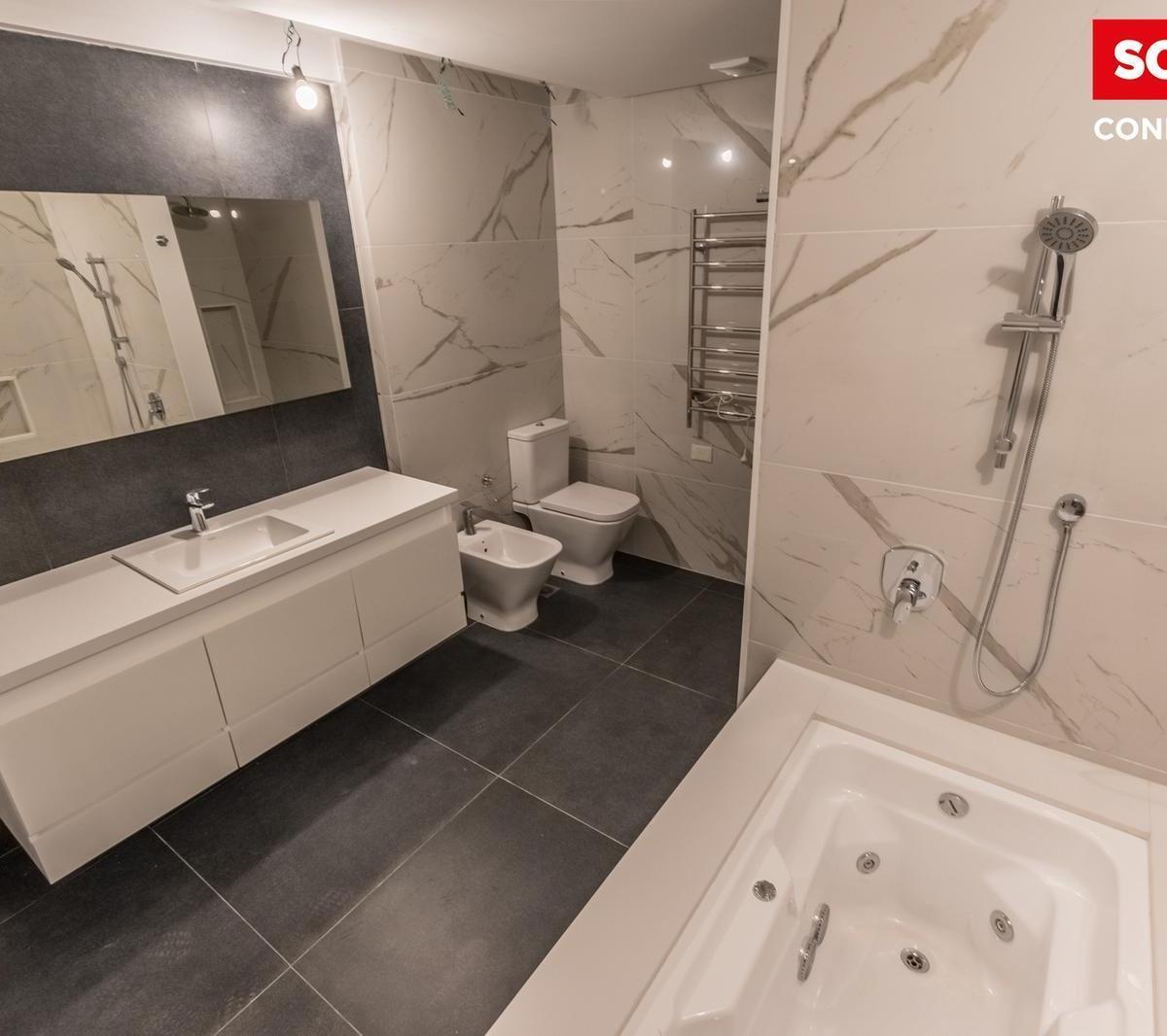 Departamento en Venta de 4 Ambientes en Caballito con Balcón y Patio. Excelente Construcción. 2