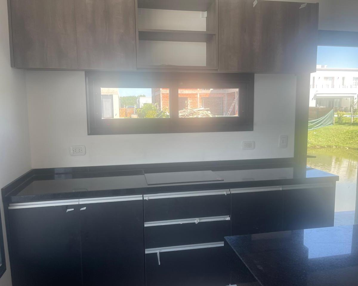 Casa con Jardín, Pileta y Parrilla en Venta - Barrio Privado Santa Ana - Tigre