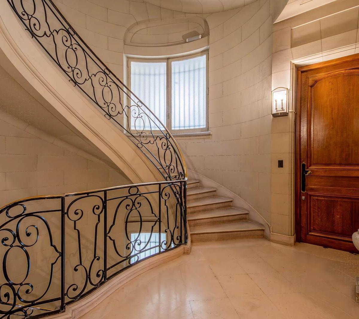 Departamento Estilo Frances - 7 Ambientes - con Cochera - en Venta - Retiro 2