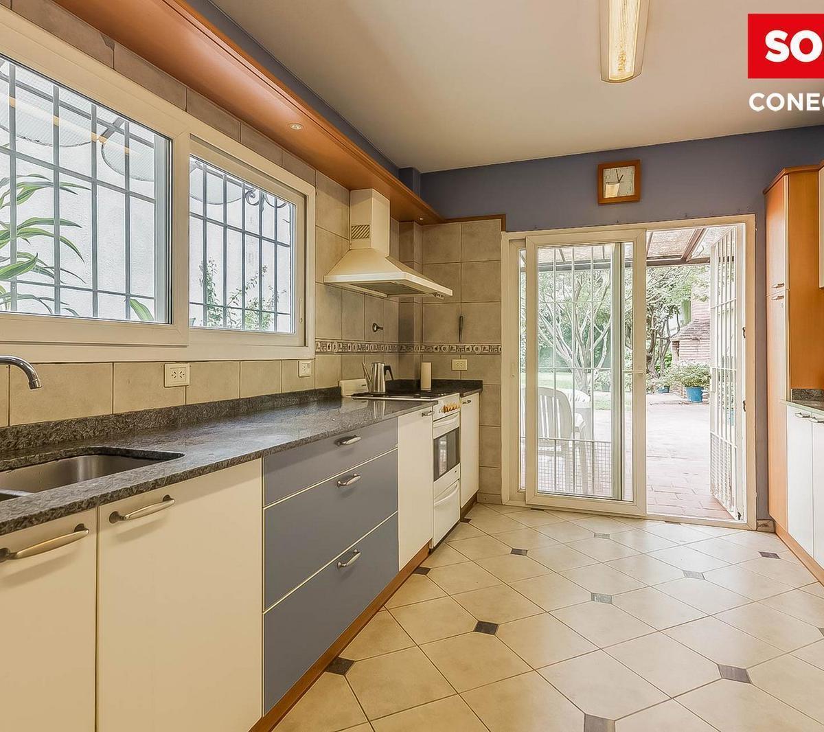 Casa de Tres Pisos con Jardin en Venta - Flores 1