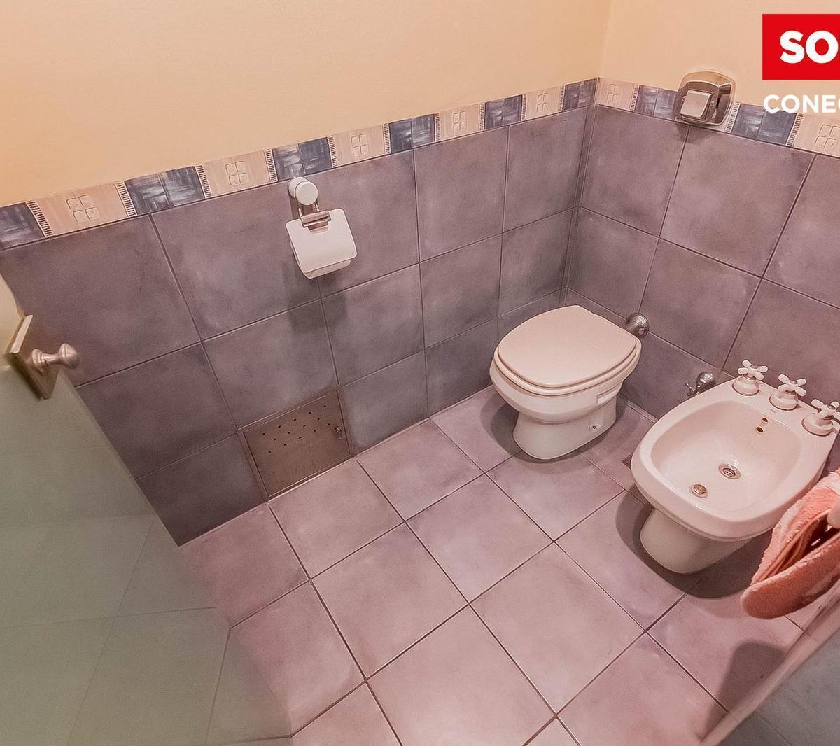 Casa de Tres Pisos con Jardin en Venta - Flores 1