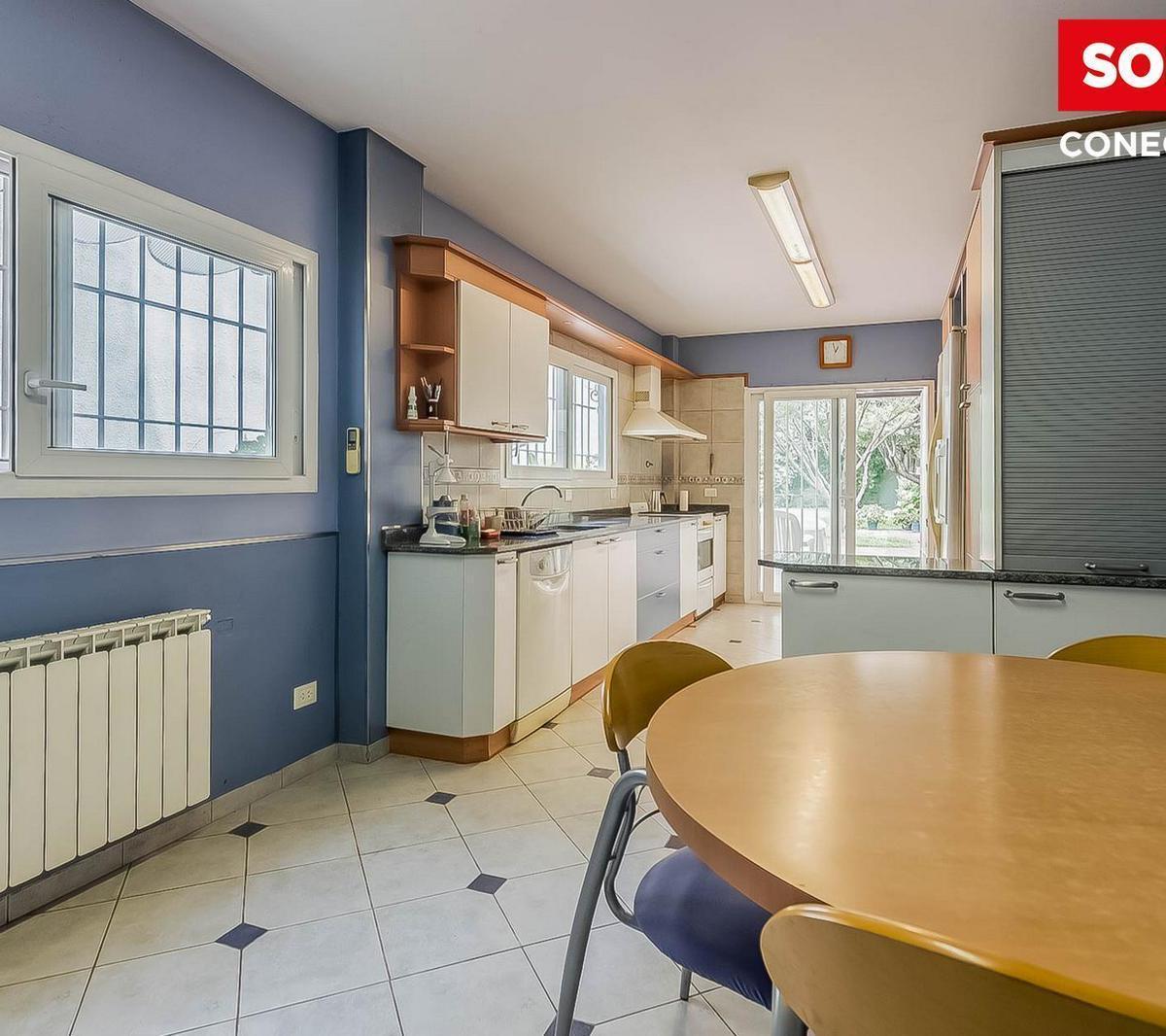 Casa de Tres Pisos con Jardin en Venta - Flores 2