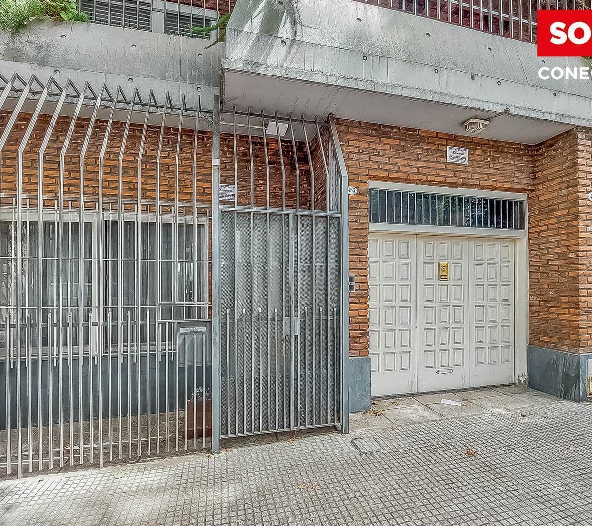Casa de Tres Pisos con Jardin en Venta - Flores 4