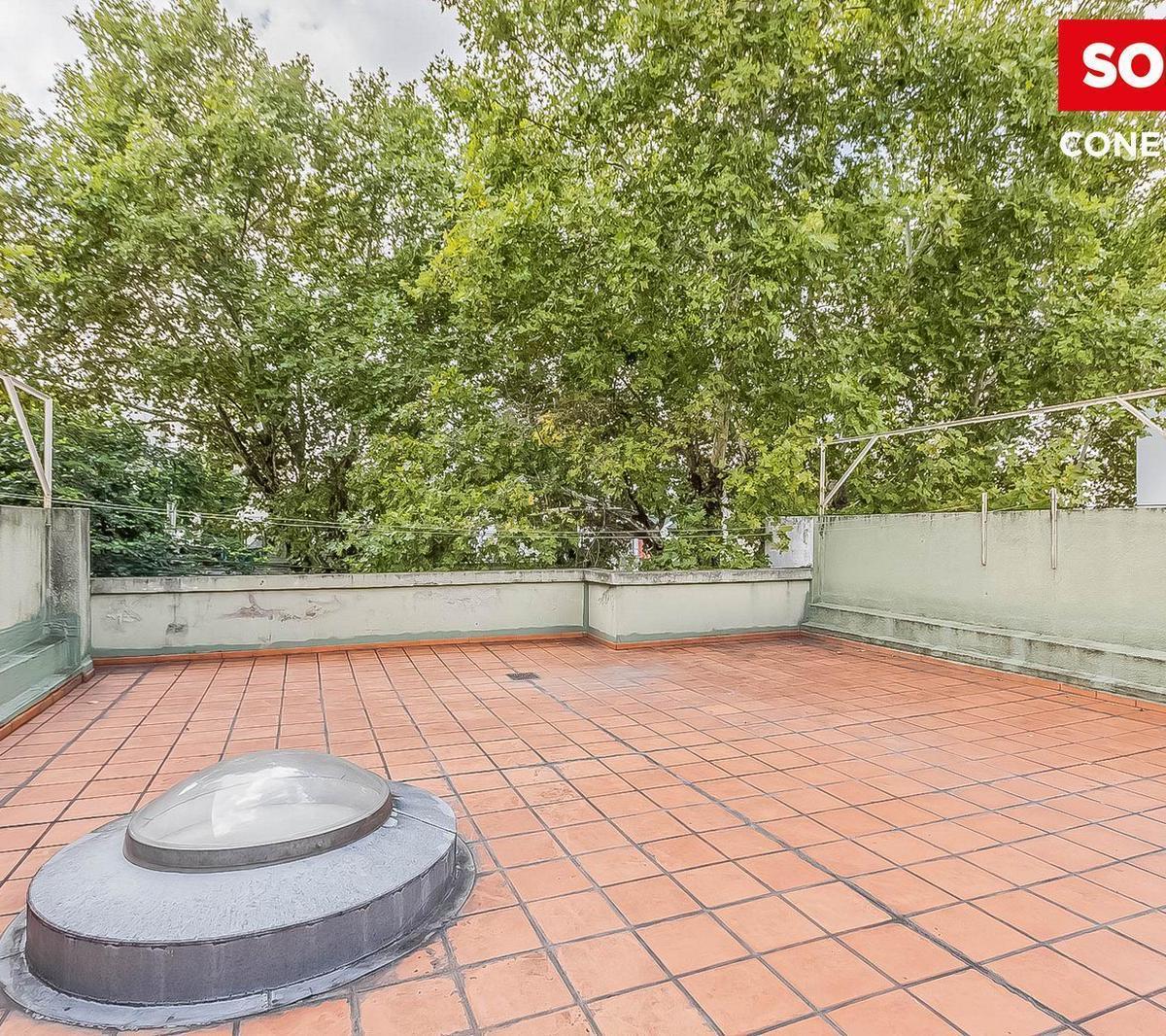 Casa de Tres Pisos con Jardin en Venta - Flores 4