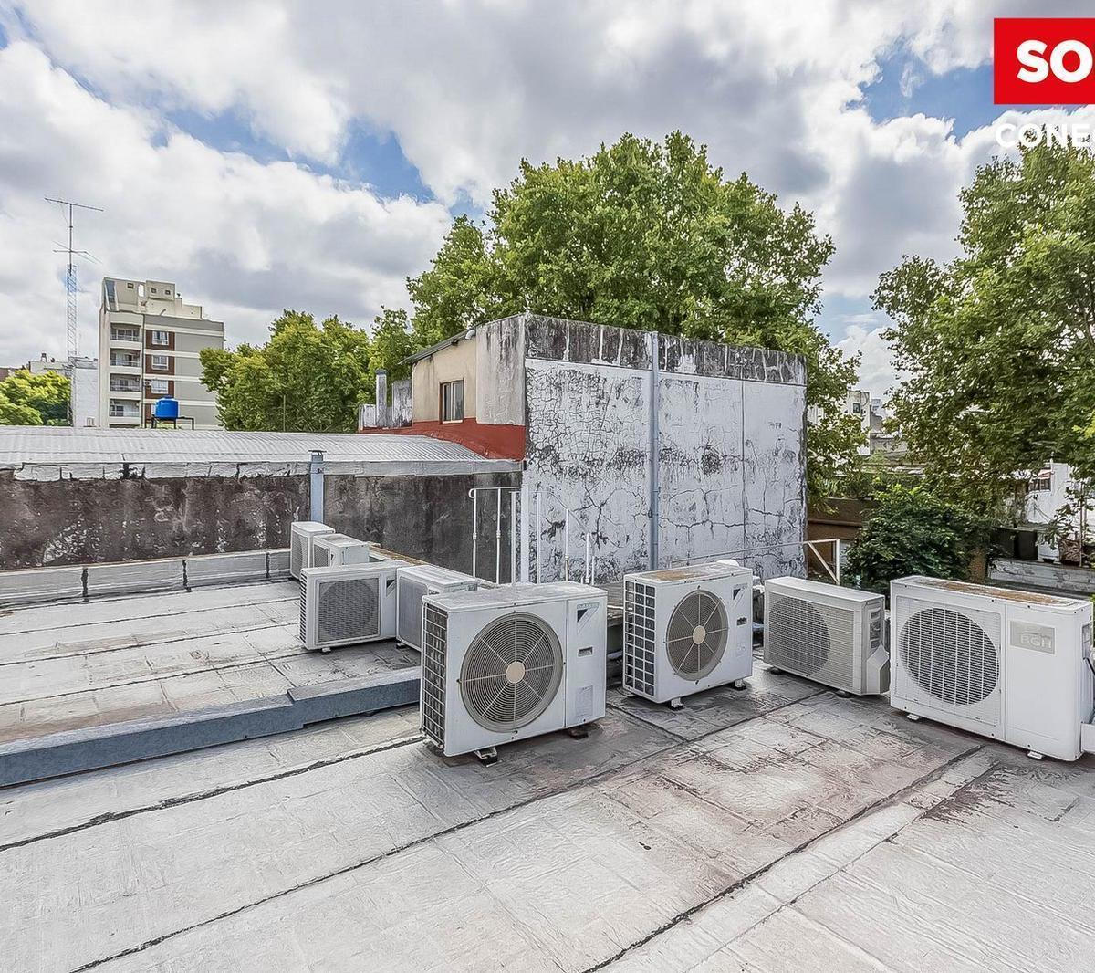 Casa de Tres Pisos con Jardin en Venta - Flores 3