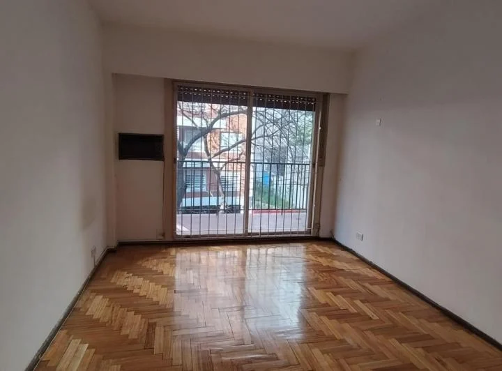Departamento en  venta de 4 ambientes con dependecia cochera y baulera a refaccionar 2