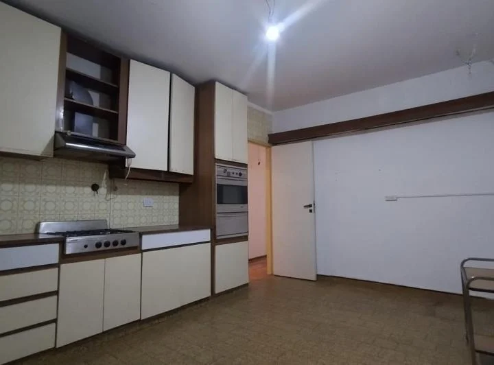Departamento en  venta de 4 ambientes con dependecia cochera y baulera a refaccionar 3
