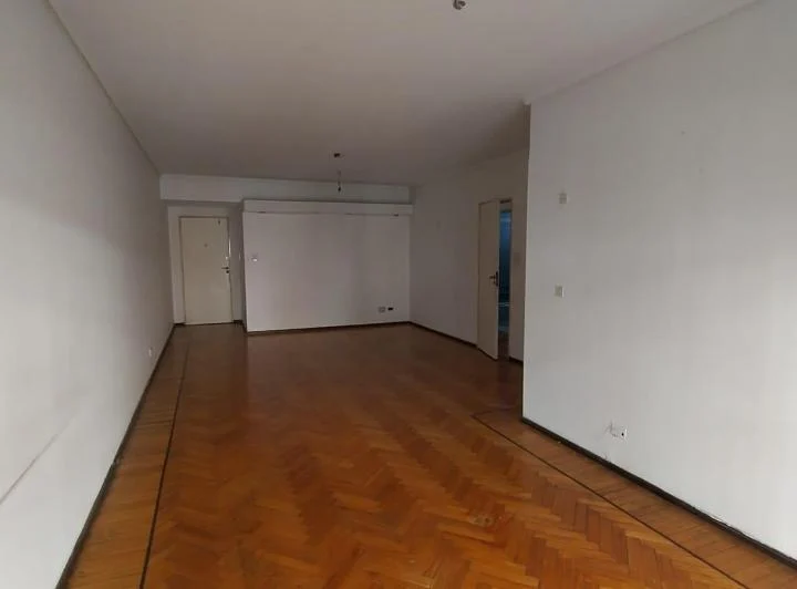 Departamento en  venta de 4 ambientes con dependecia cochera y baulera a refaccionar 5