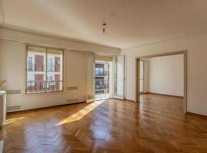 Departamento en Recoleta piso alto balcón 3 dormitorios, escritorio y dependencia estilo francés 3