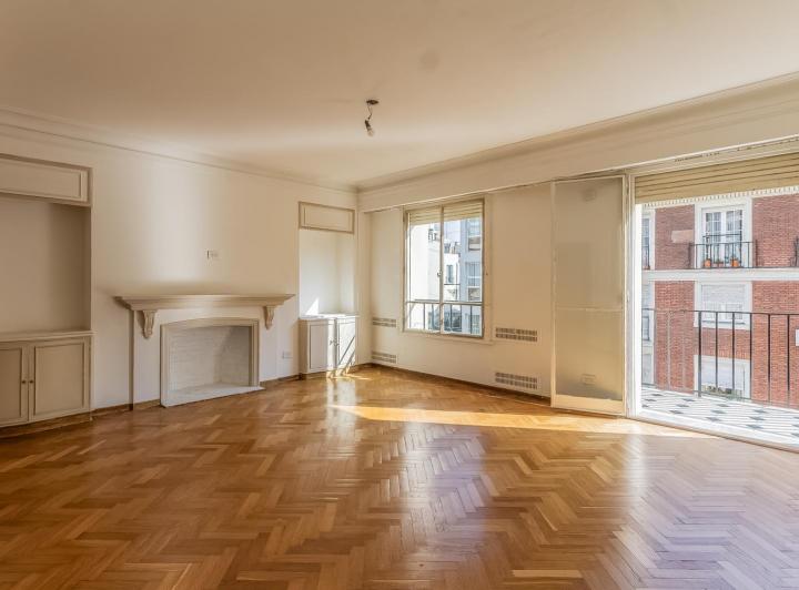 Departamento en Recoleta piso alto balcón 3 dormitorios, escritorio y dependencia estilo francés 2