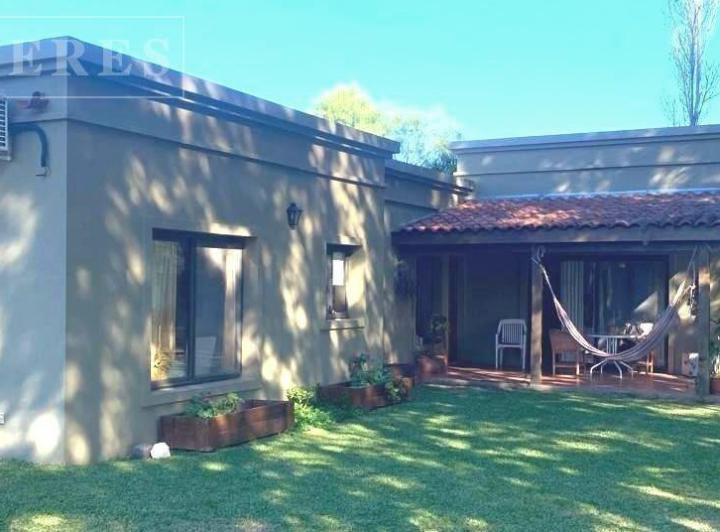 Casa en venta o alquiler en el Barrio Santa Catalina de una planta. 1