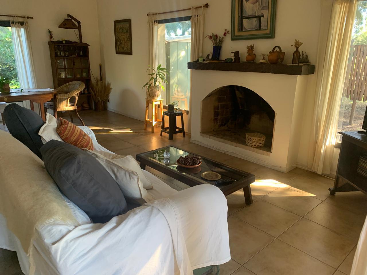 Casa en venta o alquiler en el Barrio Santa Catalina de una planta apartada de la calle con pileta.