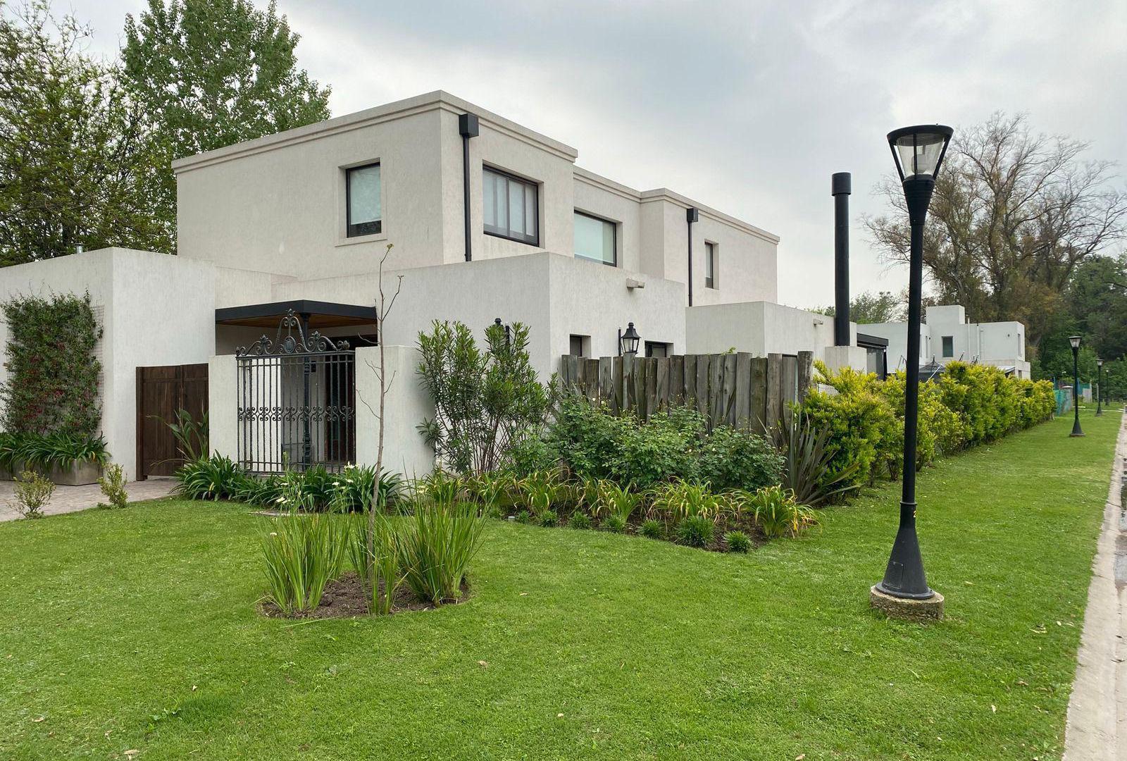 Casa en  Bella Vista, Barrio Cerrado