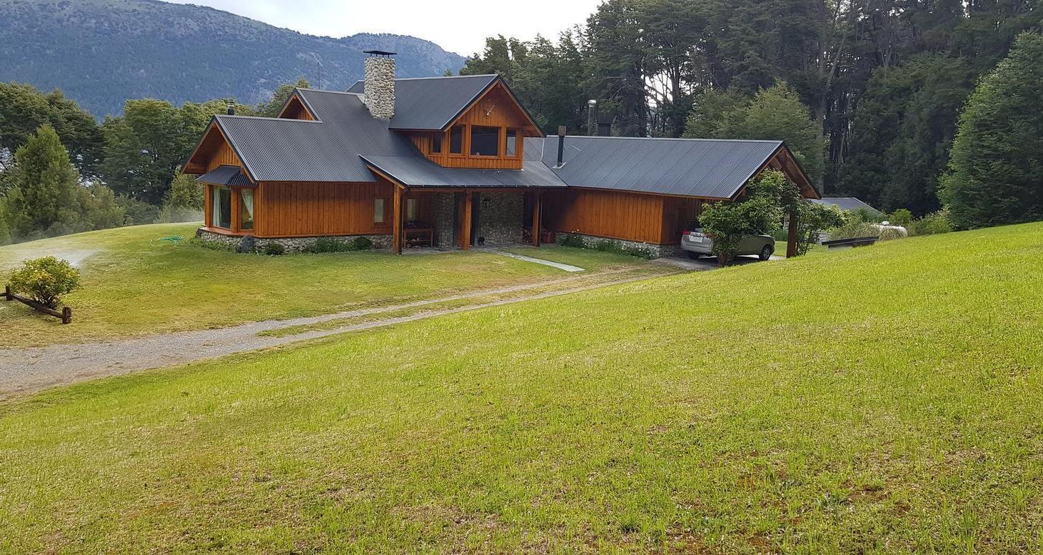 Casa sobre amplio terreno en venta - Villa La Angostura con vista a lago y montaña