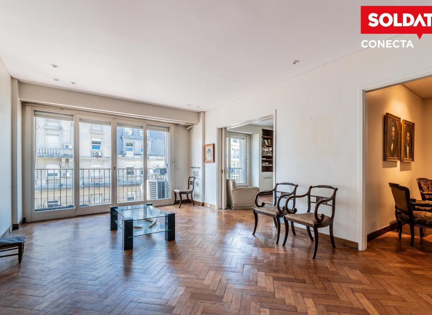 Departamento piso alto, seguridad 24 hs sobre Av Alvear, Recoleta, con balcón y cochera.