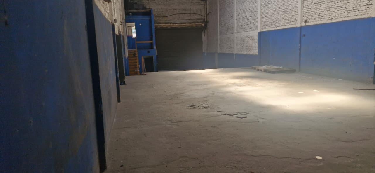 Galpón alto con dock de carga en Villa Soldati