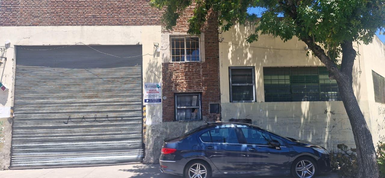 Galpón alto con dock de carga en Villa Soldati