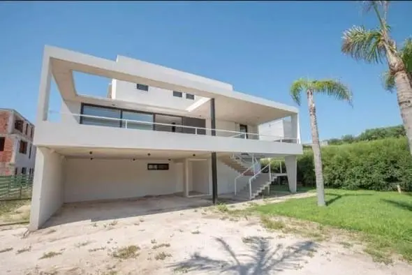 Casa en venta en Costa Esmeralda. Barrio Marítimo II. Frente al mar. 5 Dormitorios. Pileta 3