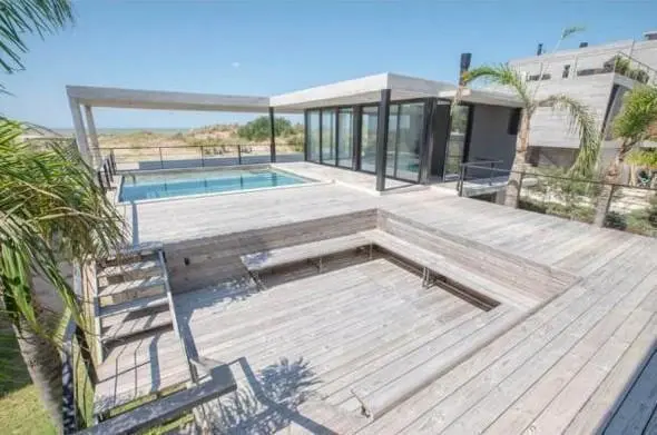 Casa en venta en Costa Esmeralda. Barrio Marítimo II. Frente al mar. 5 Dormitorios. Pileta 2