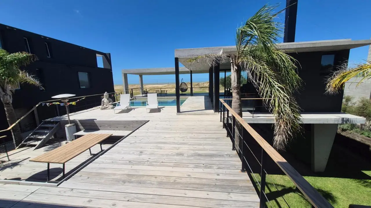 Casa en venta en Costa Esmeralda. Barrio Marítimo II. Frente al mar. 5 Dormitorios. Pileta 4