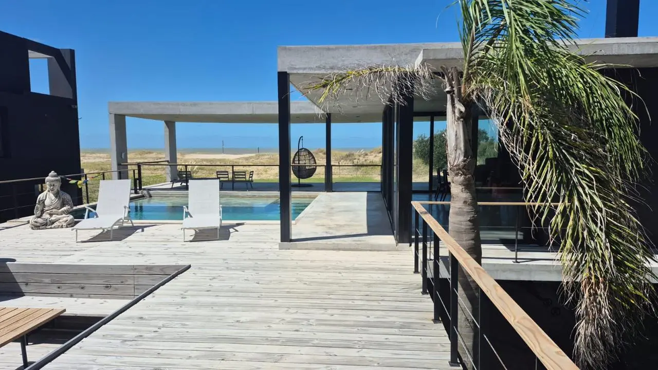 Casa en venta en Costa Esmeralda. Barrio Marítimo II. Frente al mar. 5 Dormitorios. Pileta 5