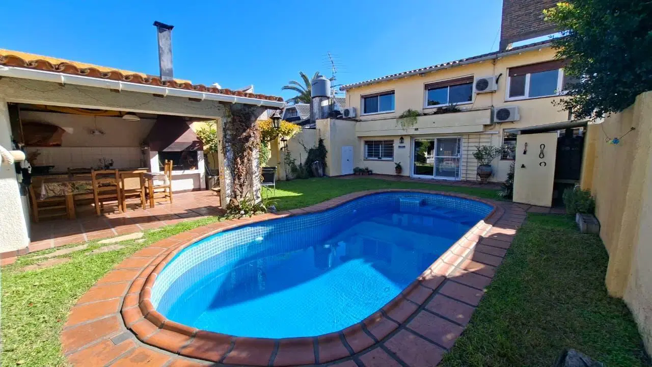 Venta Casa-6 Ambientes- Apto Credito-Jardín-Pileta-Quincho-Garaje cubierto 3