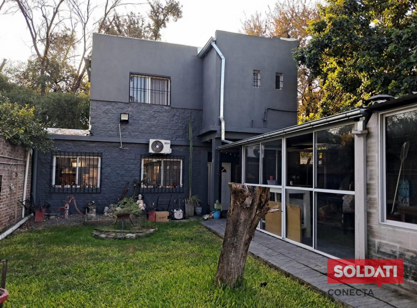 Casa en venta Villa Udaondo - quincho y pileta