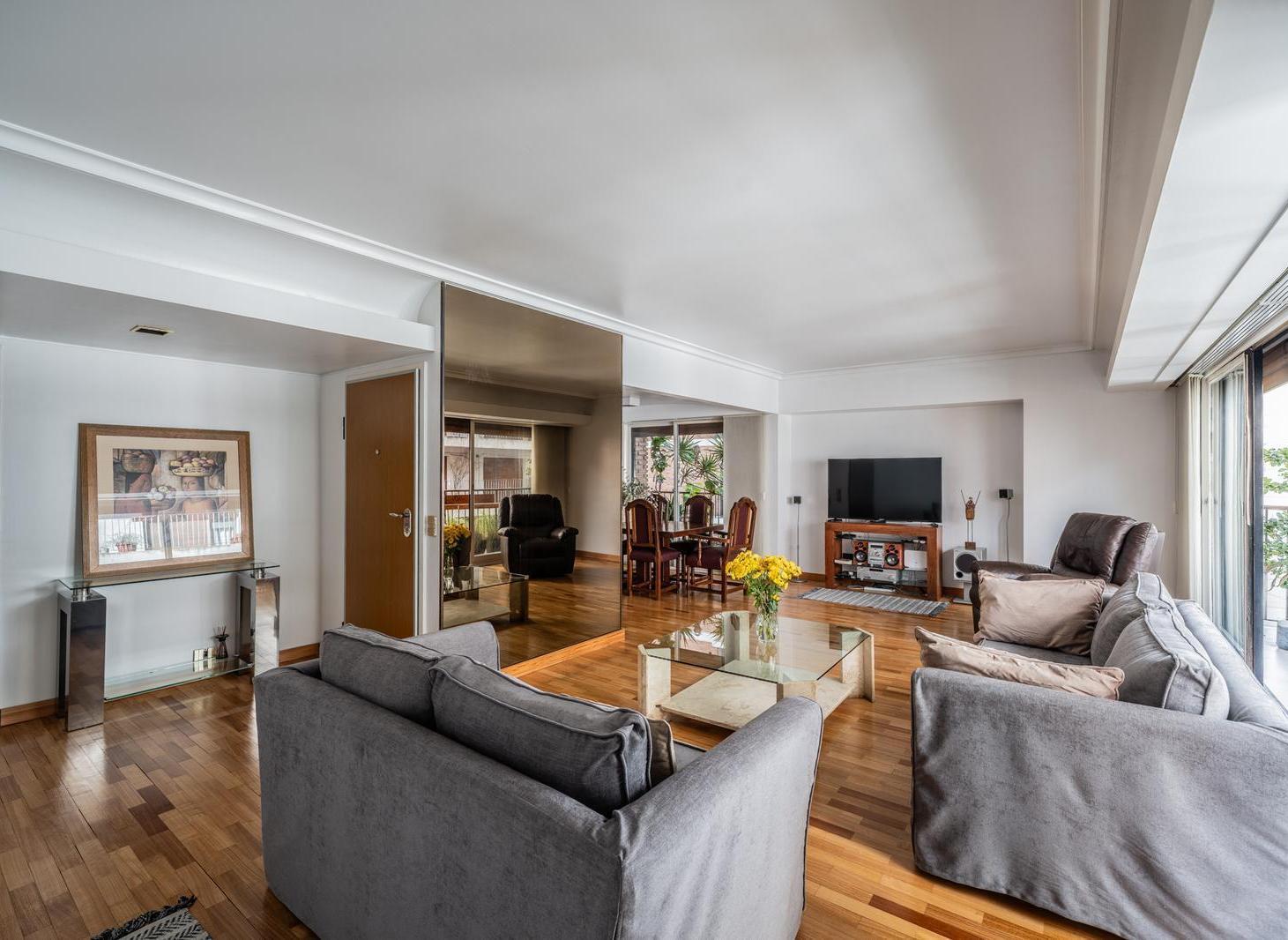 Venta Departamento Barrancas de Belgrano piso alto torre 5 ambientes cochera baulera
