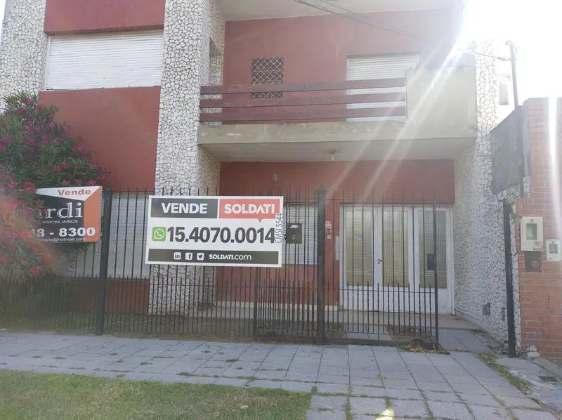 Casa en venta de  2 Plantas con Jardin, Quincho, Garage, Balcon y Terraza - Banfield 2