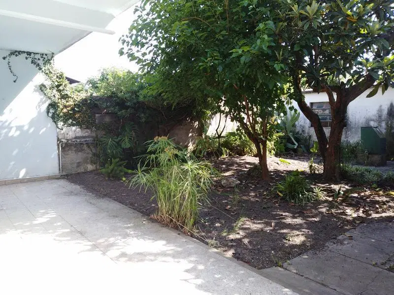 Casa en venta de  2 Plantas con Jardin, Quincho, Garage, Balcon y Terraza - Banfield 3