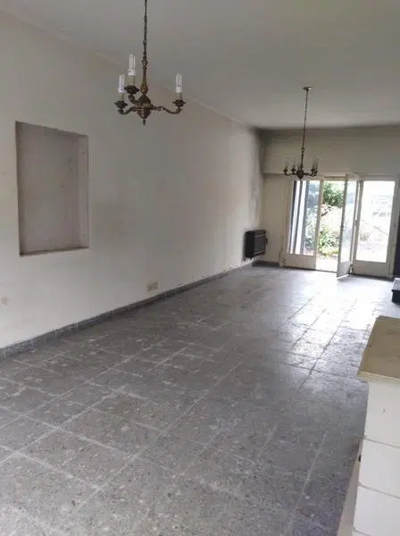 Casa en venta de  2 Plantas con Jardin, Quincho, Garage, Balcon y Terraza - Banfield 4