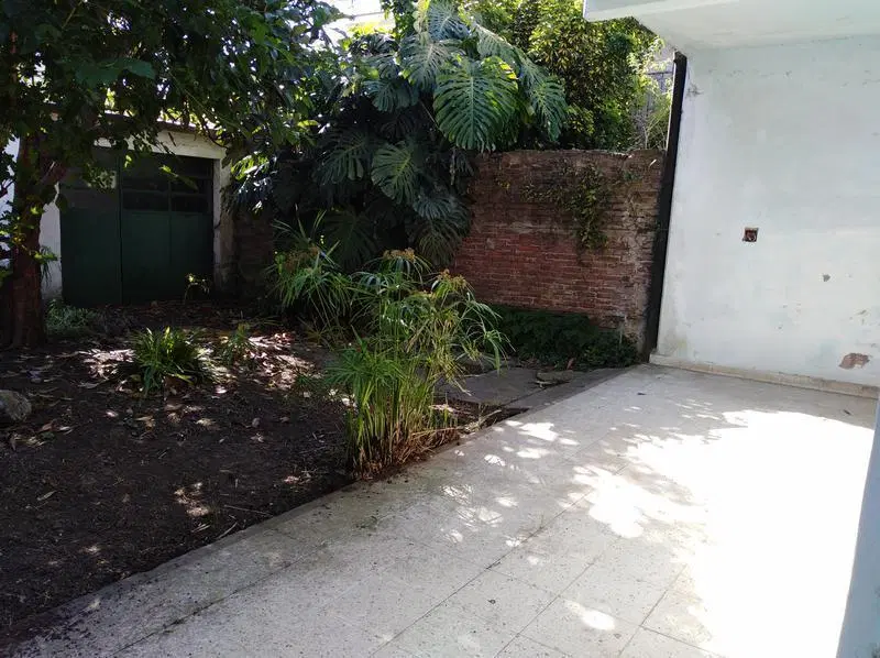Casa en venta de  2 Plantas con Jardin, Quincho, Garage, Balcon y Terraza - Banfield 5