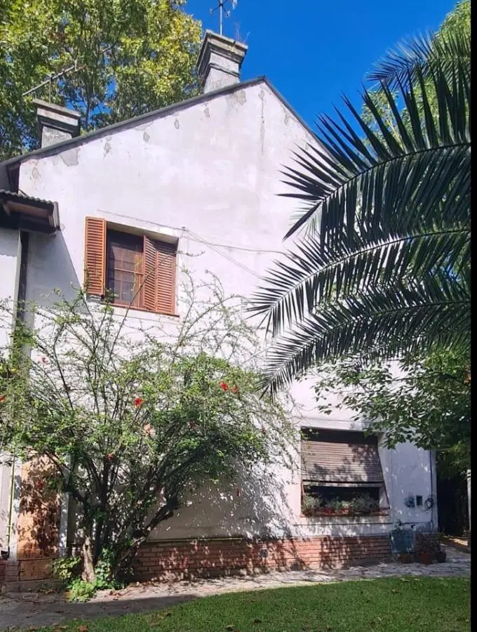 Casa en venta en Olivos. Para refaccionar. 6 ambientes. 4 dorm. Pileta. Jardín. 5