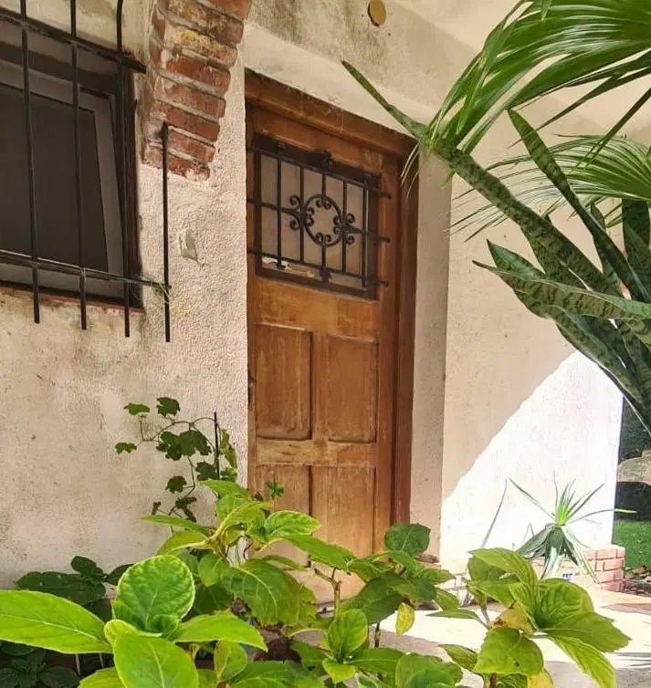 Casa en venta en Olivos. Para refaccionar. 6 ambientes. 4 dorm. Pileta. Jardín. 2