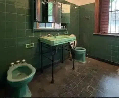 Casa en venta en Olivos. Para refaccionar. 6 ambientes. 4 dorm. Pileta. Jardín. 8