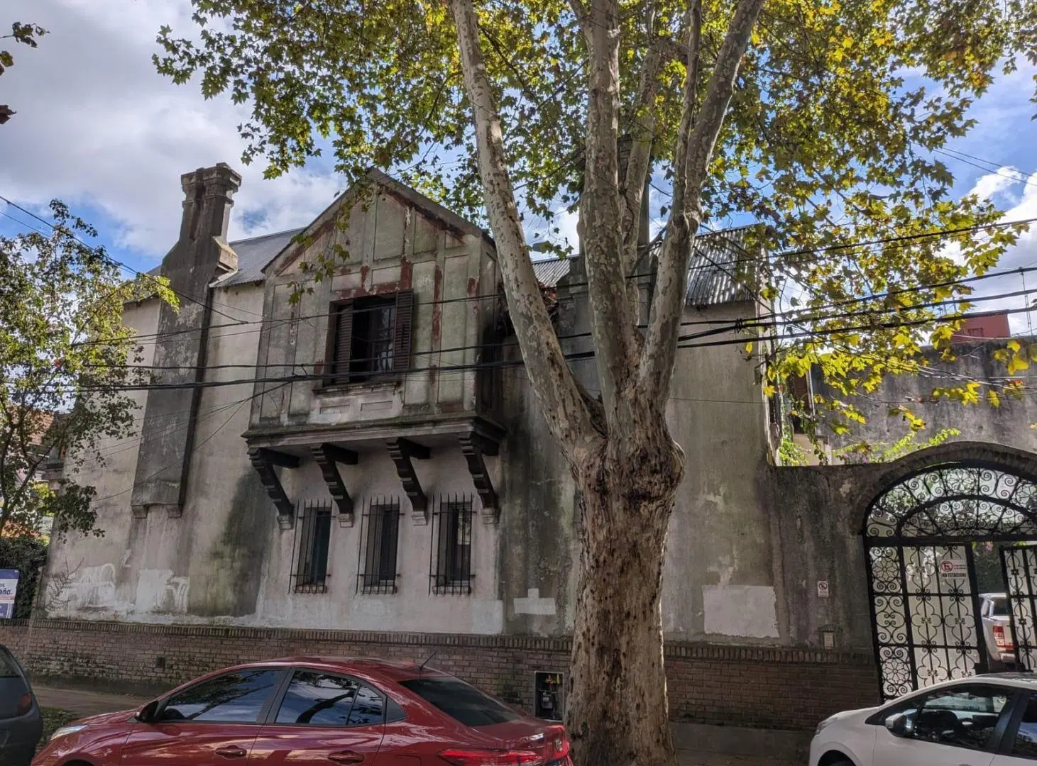 Casa en venta en Olivos. Para refaccionar. 6 ambientes. 4 dorm. Pileta. Jardín. 3