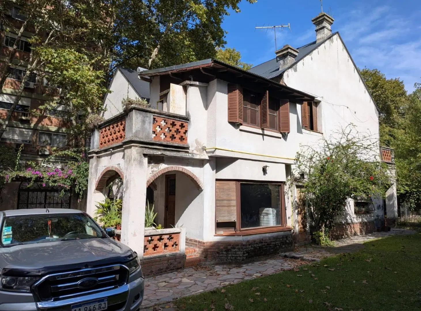 Casa en venta en Olivos. Para refaccionar. 6 ambientes. 4 dorm. Pileta. Jardín. 4