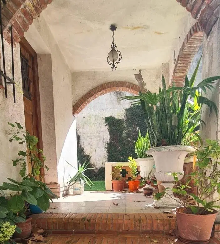 Casa en venta en Olivos. Para refaccionar. 6 ambientes. 4 dorm. Pileta. Jardín. 1