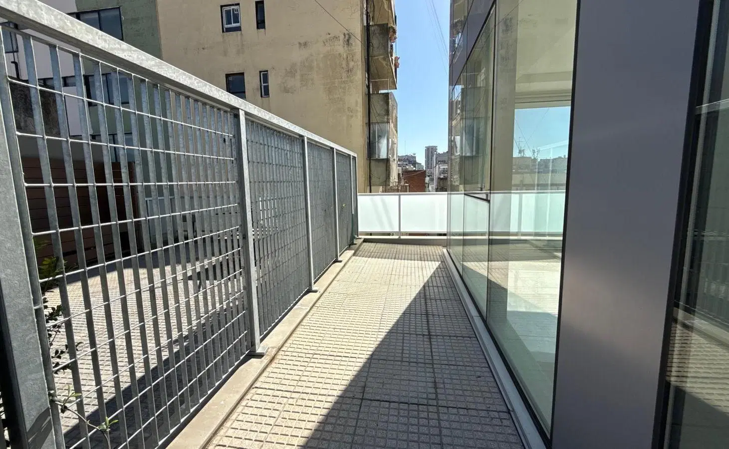 Departamento de un ambiente amplio divisible hasta 3 ambientes con terraza y amenities- Retiro 5
