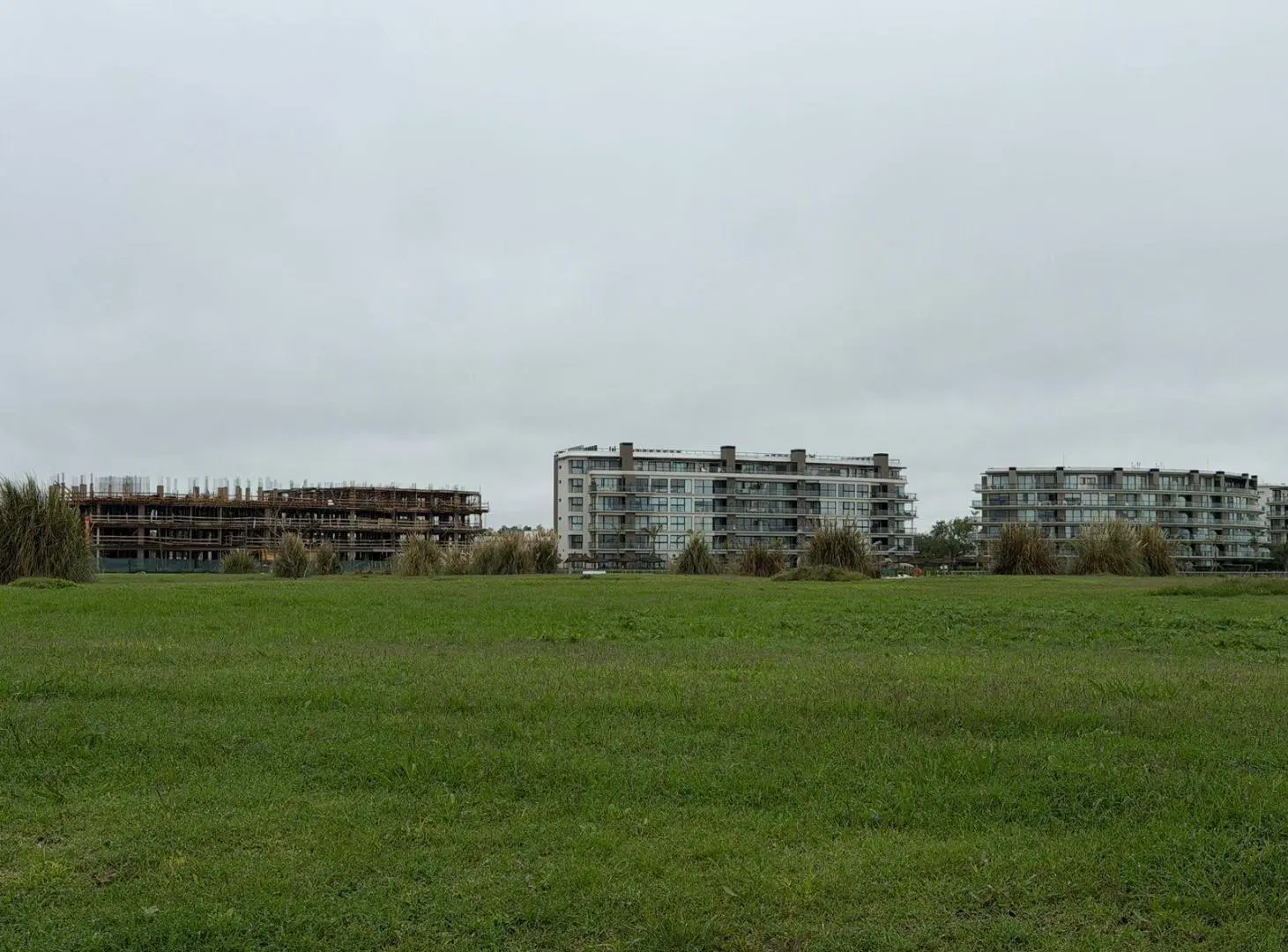 Venta departamento dos ambientes moderno en construcción con vista a laguna- Terralagos 4